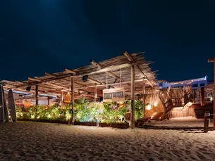 Cena al atardecer en restaurante frente al mar Los Cabos