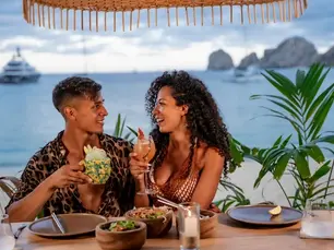 Funky Geisha Los Cabos combina sabores asiáticos intensos, cocteles artesanales y un ambiente vibrante pero relajado,